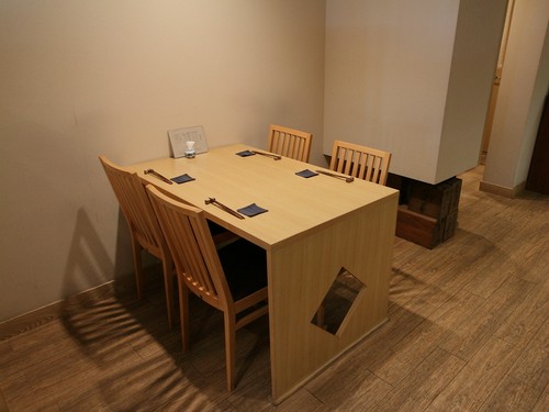 落ち着いた雰囲気のテーブル席