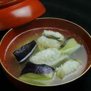 北海道産真昆布と２種類の鰹節を使った、こだわりの出汁で仕上げた『はもと賀茂茄子新生姜煮』。