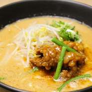 自家製のピリ辛みそダレを使った、こってりおいしいスタミナみそラーメン