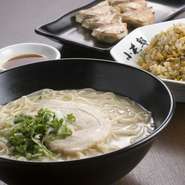 ラーメンと焼き飯と餃子の3つの味が楽しめるセットです。