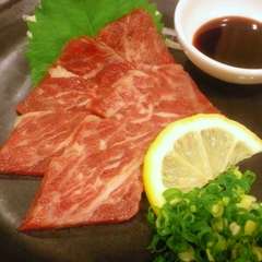 馬刺しやユッケなど、珍味が充実。