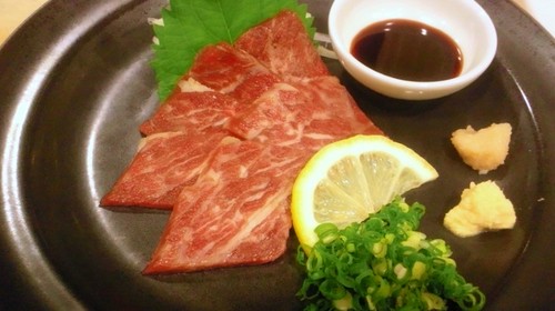 馬刺しやユッケなど、珍味が充実。