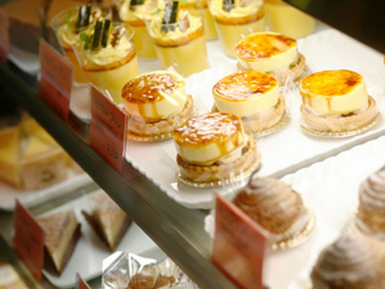 ショーケースには季節のケーキが十種以上。
