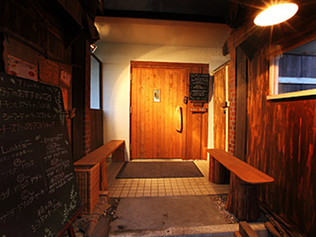 オレンジの看板が目印です。木製のドアを開けてお入り下さい！