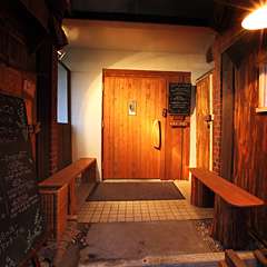 オレンジの看板が目印です。木製のドアを開けてお入り下さい！