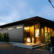暖かい灯りがともる暖かい雰囲気のお店。料理も一品一品丁寧に作り上げます。素敵な時間をご提供できたらうれしいです。