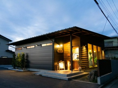 ジャズが流れる店内は山小屋風なこだわりの造り