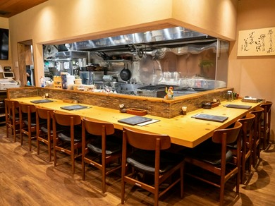 カウンターは座り心地までこだわったゆっくりできる仕様。