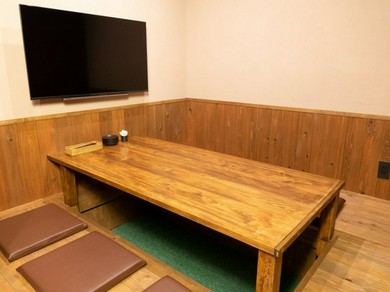 6名〜8名様対応の個室が3席。小上がり掘りごたつになってます。