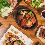 旬の食材でそれぞれのコースは作られています。
お鍋のコース、炭火ステーキのコースなどなど。
宴会コースご利用の方は1時間1200円で飲み放題をつけられます。
宴会の時間に合わせてご予約ください！