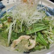 源喜でしか食べられない特製のレモンガーリックドレッシングでさっぱり。癖になること間違いなし！体を鍛えている人にもおすすめ！