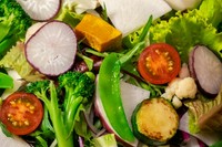 旬の野菜を使うので内容は変わります
特製のいろいろドレッシングで