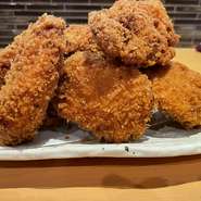 揚げたてを特製のソースにくぐらせてお出しします
がっつり酒にも米にもめちゃめちゃ合います