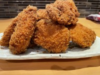 揚げたてを特製のソースにくぐらせてお出しします
がっつり酒にも米にもめちゃめちゃ合います