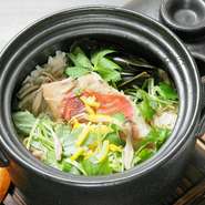 オーダーを頂いてから炊きあげる至極のご飯。旬の食材をお楽しみください。
時間がかかるのでLOではお作りできません。