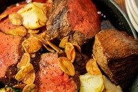 200g:3800円
お肉の質に自信があります。
お尻のお肉でやわらかいのみではありません。かみしめておいしい赤身も混ざっています。