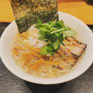 【塩・醤油】
煮干しの澄んだスープに動物性の旨味食材を加えたスープ。
とろとろの背脂でコクを加えたげんきだけのスープ
ストレートの中細麺