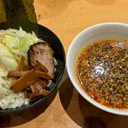 【塩・醤油・辛味噌】
もちもちの太麺と麺に負けないガツンと強めなスープ
シャキシャキの野菜もご一緒に
麺は（温・冷）選べます