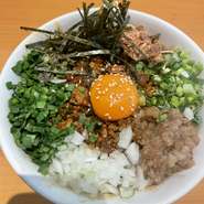 【塩・醤油・辛味噌台湾】
少量のスープとかえしでゆでたての太麺を混ぜまぜ
野菜、チャーシュー、メンマ、背脂、玉ねぎ、にんにく、卵黄、海苔