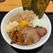 【塩・醤油】
かえしと背脂で太麺を混ぜまぜ
チャーシュー、メンマ、玉ねぎ、にんにく、追い背脂、卵黄、海苔
げんきで一番ガツンとした商品です