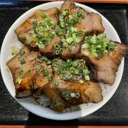 トッピングで目玉焼きとか頼まれます