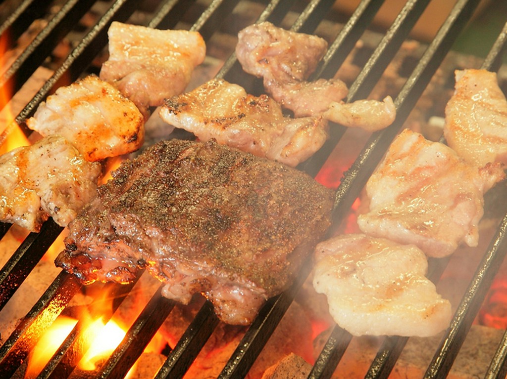 炭火で焼き上げるグリルは客席からも見ることができます