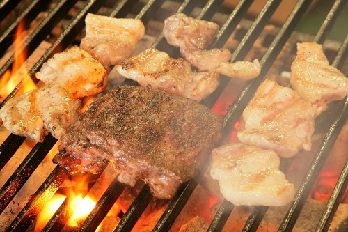 炭火で焼き上げるグリルは客席からも見ることができます