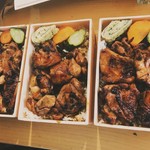 お肉200gです。
お店創業より継ぎ足しの焼鳥のタレで鶏もも肉を炭火で炙ります。