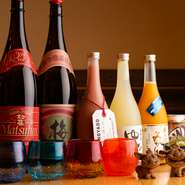 沖縄直送の無添加素材を使用した料理は、どれも体に優しくヘルシーでボリュームも満点！　豊富な料理のほか、ドリンクも多数揃っています。可愛いグラスでお酒を飲みながら女子会トークに華を咲かせてみては。