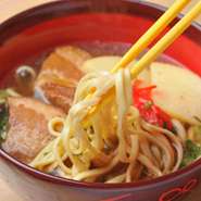 豚の三枚肉の煮つけがのったそば
