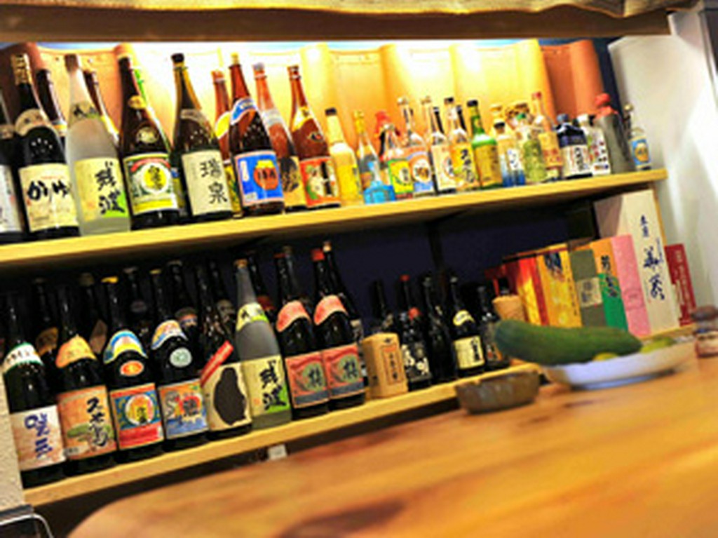 ズラリと並ぶ泡盛などのアルコール各種