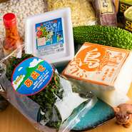 島豆腐は、現地で生産される物を直送で取り寄せ、サラダなどに使用しています。三枚肉は、皮付きにこだわり買い付け。沖縄の味を再現する海ぶどうやゴーヤ、調味料なども厳選したものを仕入れています。