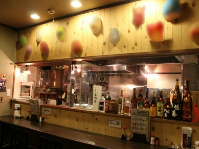 カウンター（キレイで懐かしい店内です!!　おもしろい!!）