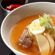 自家製麺で、太麺・細麺と選べて、スープにもこだわりクセになる美味しさです。