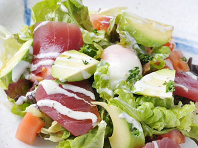 まぐろとアボカドの温玉サラダ