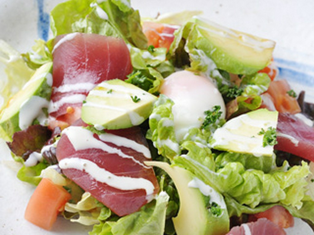 まぐろとアボカドの温玉サラダ