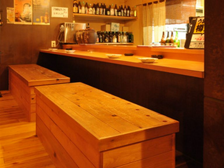 ゆったり座れるカウンター席で今宵も一杯。