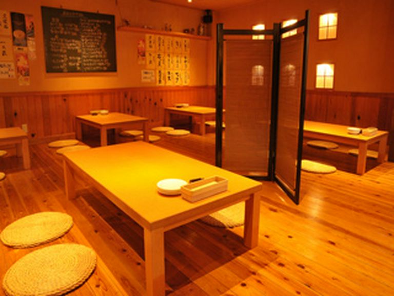 ご家族での食事から大人数での宴会にも最適なお座敷席。