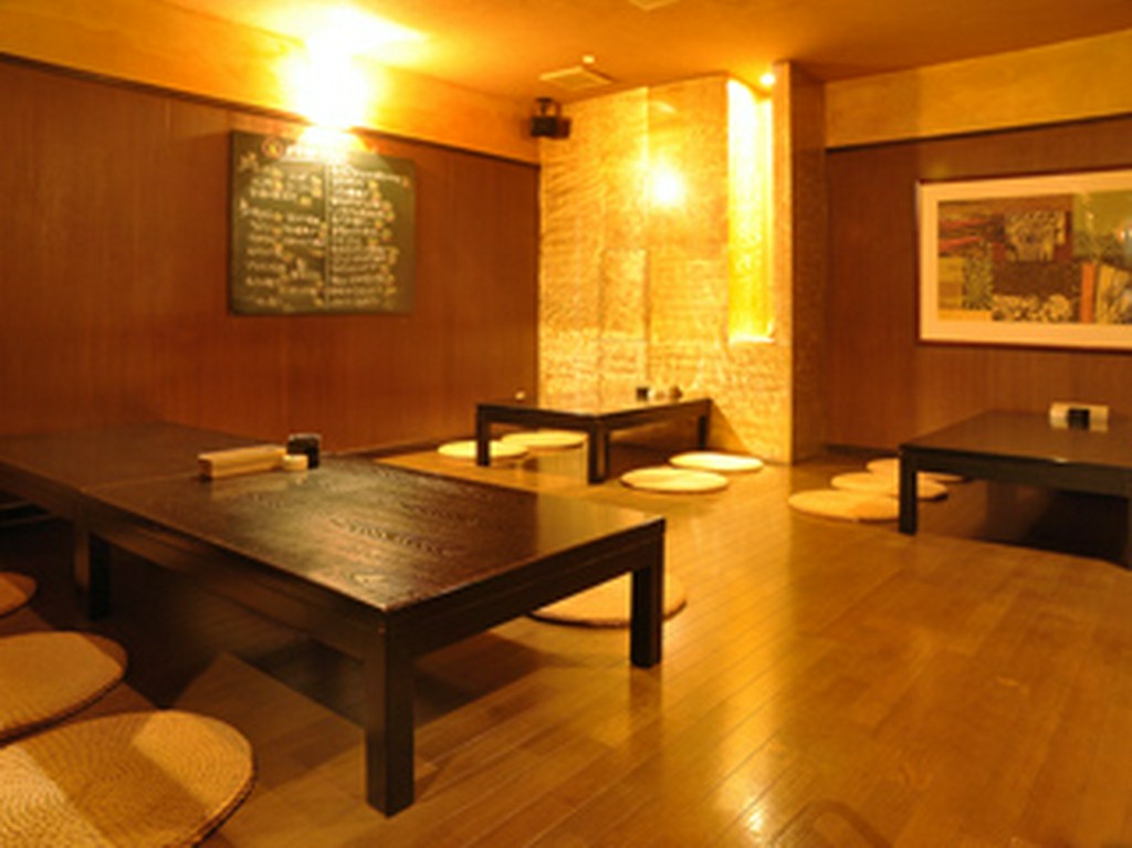 落ち着いた雰囲気の店内でごゆっくりお過ごしください。