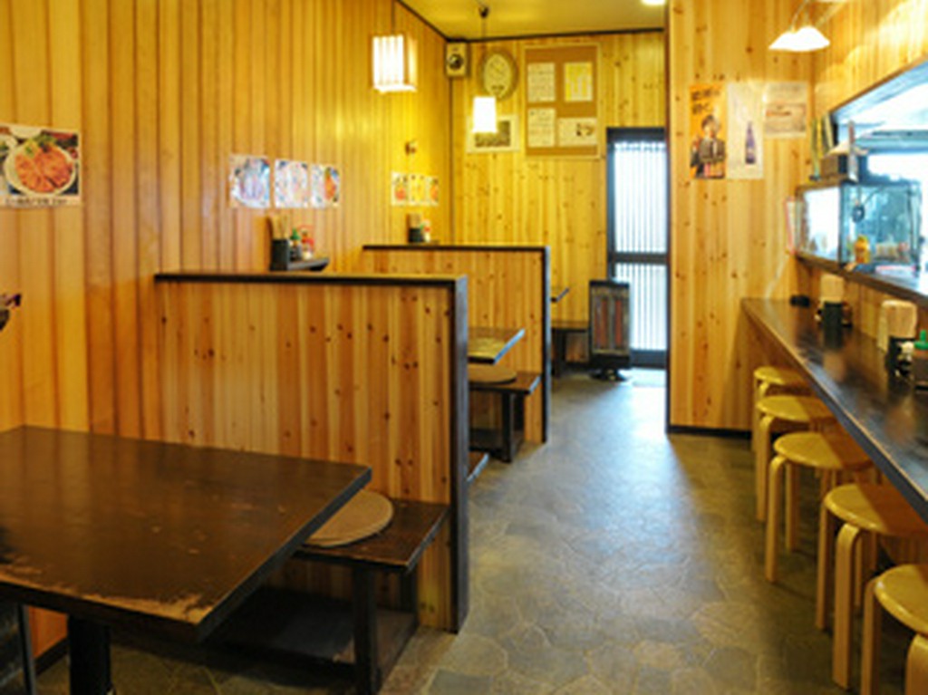 昼は定食、夜は居酒屋。お弁当などお持ち帰りも出来ます。