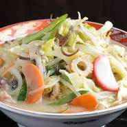 豚の骨からとるスープと野菜がいっぱい入ったチャンポンメンは絶品です。