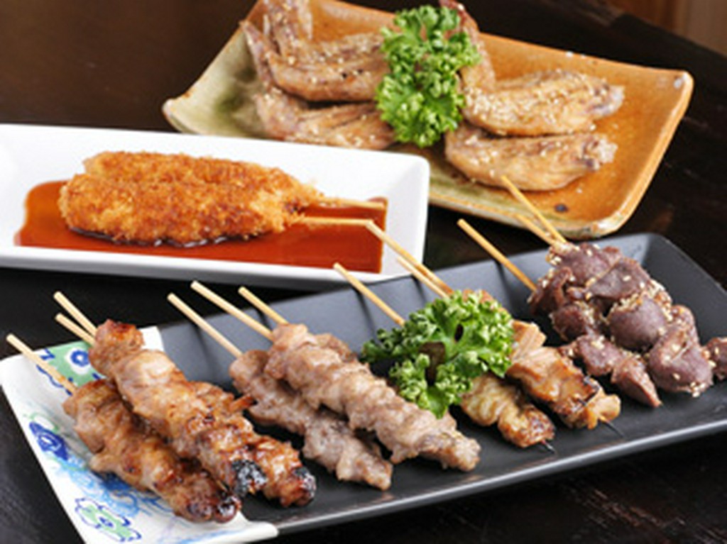 串焼きや串カツ、手羽先などの名古屋名物もございます。