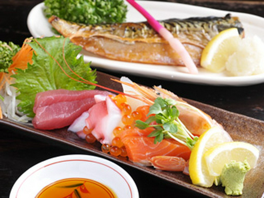 新鮮なお刺身や焼魚など。毎日の仕入れで内容が変わります。