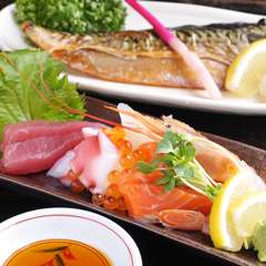 新鮮なお刺身や焼魚など。毎日の仕入れで内容が変わります。