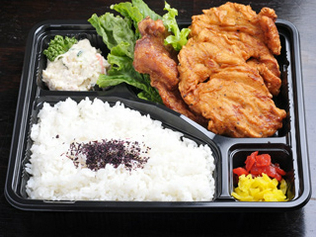 お弁当（各種）550円～！　お持ち帰りメニューも多数ご用意。