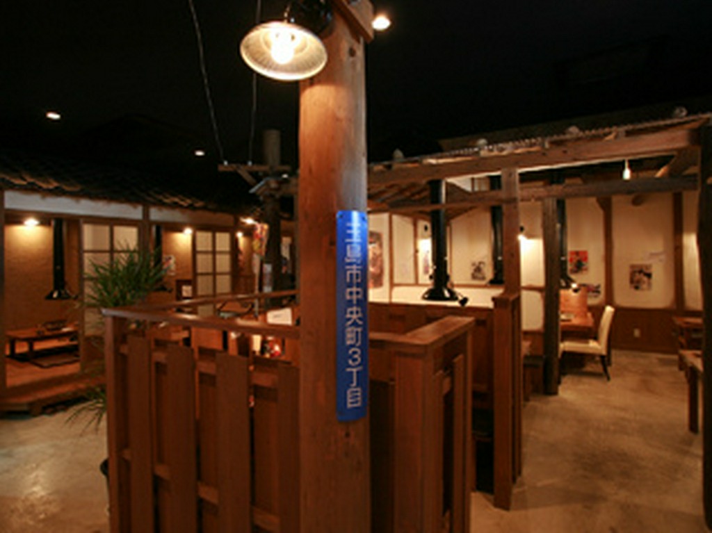 昭和レトロな雰囲気で落ち着ける店内の焼肉店