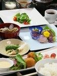 ※コース内容はその日の仕入れ状況により変わります。ご希望がある場合は予めお伝えくださいませ。

ランチ・ディナー共にご利用いただけます。
【コース例】
・刺身
・サラダ
・煮魚
・揚物
・熱物
・〆物
