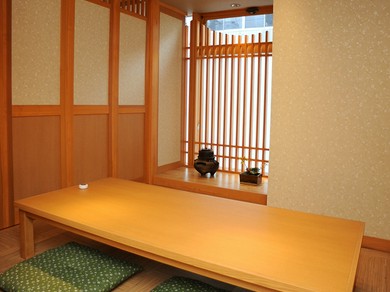 和モダンなデザインの店内で美味な料理をご堪能ください！