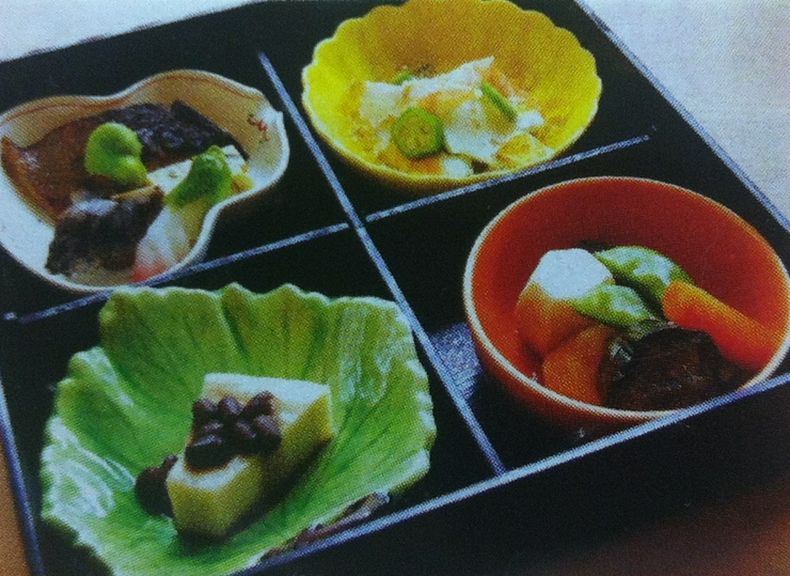 月替わりお弁当(毎月四季に応じた食材で構成されます)