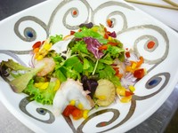 新鮮な魚介類をふんだんに使った色あざやかな海鮮サラダ。
